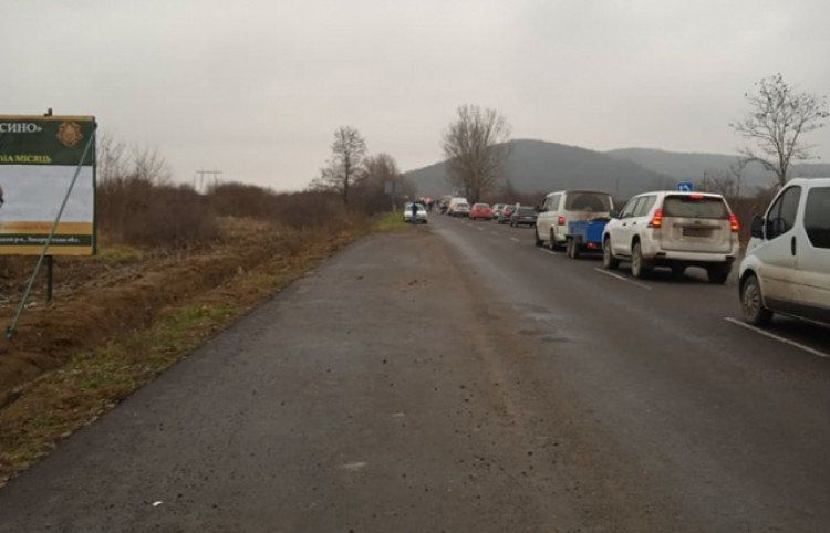 ДТП с лихачами в Закарпатье: Одно авто снесло в кювет, из-за второго появилась пробка