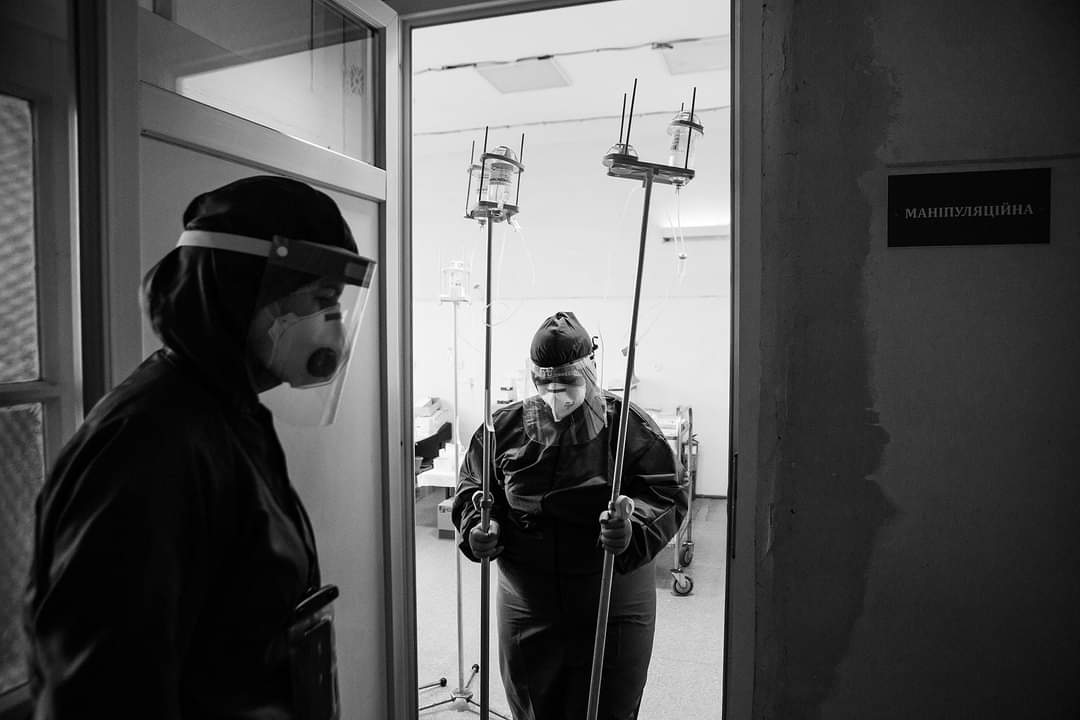 В Ужгороде фотограф наглядно показал, что творится в эпицентре коронавируса