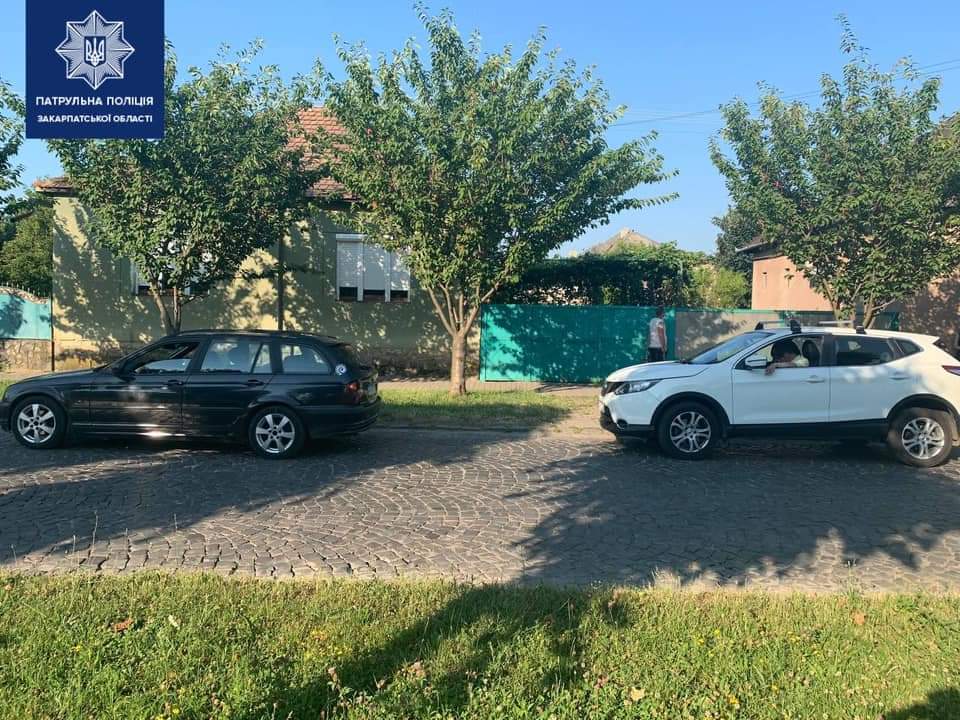 В Мукачево на ровном месте кроссовер залетел в "BMW" 