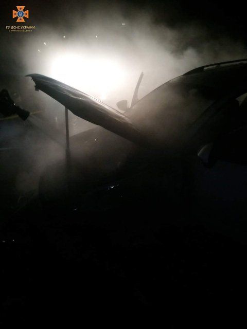 На ровном месте остался без авто: Пожар в Ужгороде 