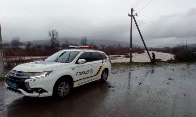 Из-за непогоды в Закарпатье подтопило дороги местного значения