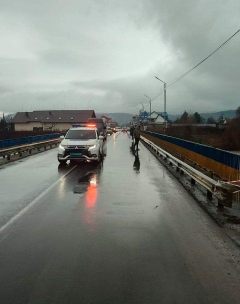 Из-за непогоды в Закарпатье подтопило дороги местного значения