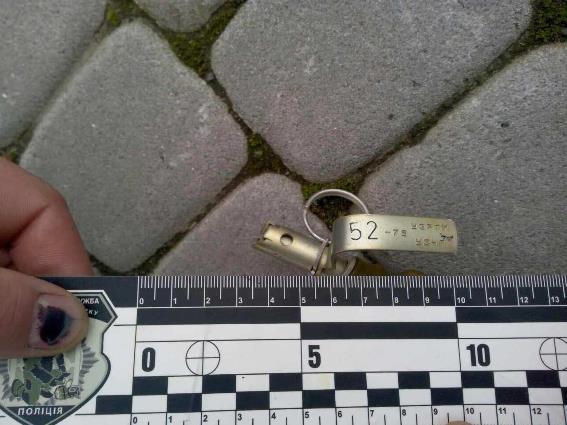 В Мукачево неизвестные бросили гранату Ф-1 в витрину магазина