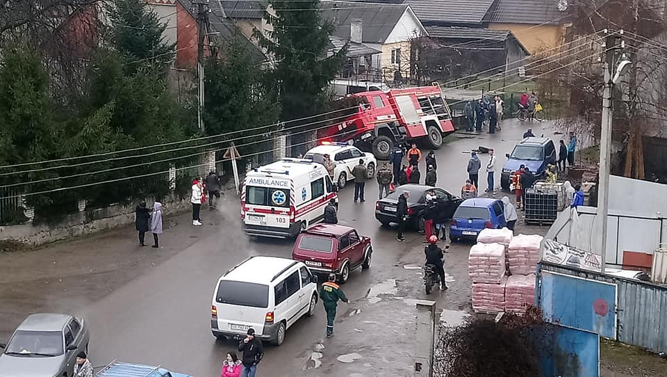 Внезапное ДТП в Закарпатье: Автомобиль пожарных взялись спасать все, кто мог