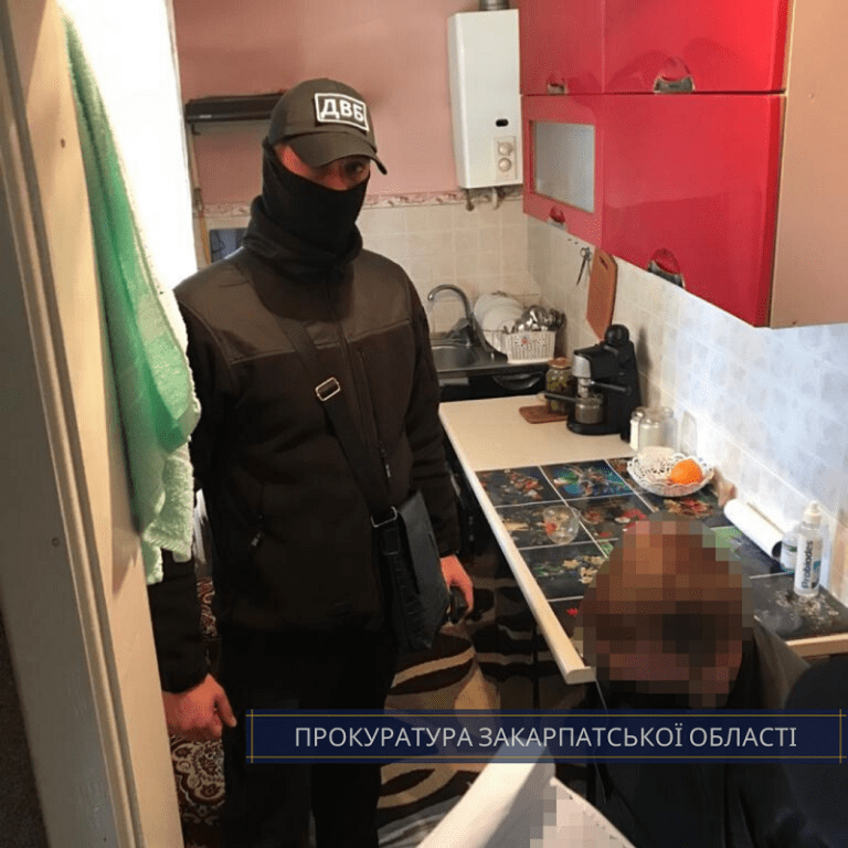 В Закарпатье полицейские среди своих нашли жадную "крысу"