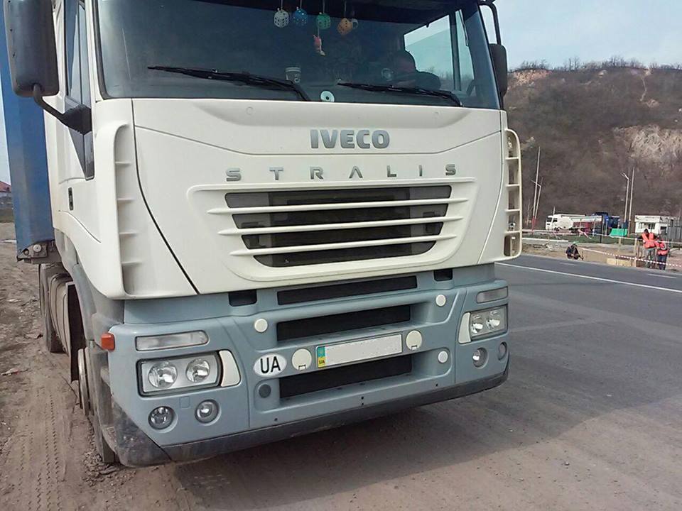 Патрульні зупинили за порушення ПДР вантажний автомобіль ІVEKO
