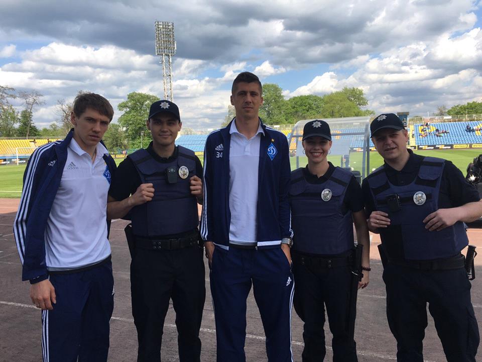Фото новой полиции в Ужгороде с тренером и игроками киевского "Динамо"