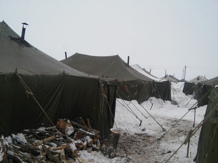 Наметове містечко закарпатських бійців 128 бригади у Широкому лані замело снігом