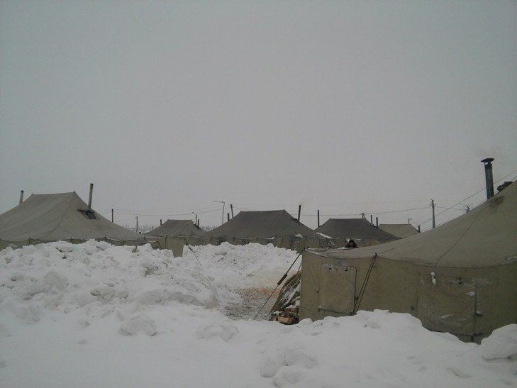 Наметове містечко закарпатських бійців 128 бригади у Широкому лані замело снігом
