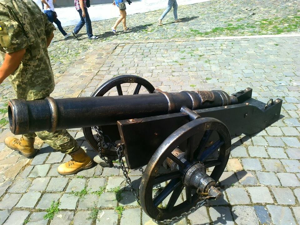 Две средневековые пушки установили в среднем дворе замка "Паланок"