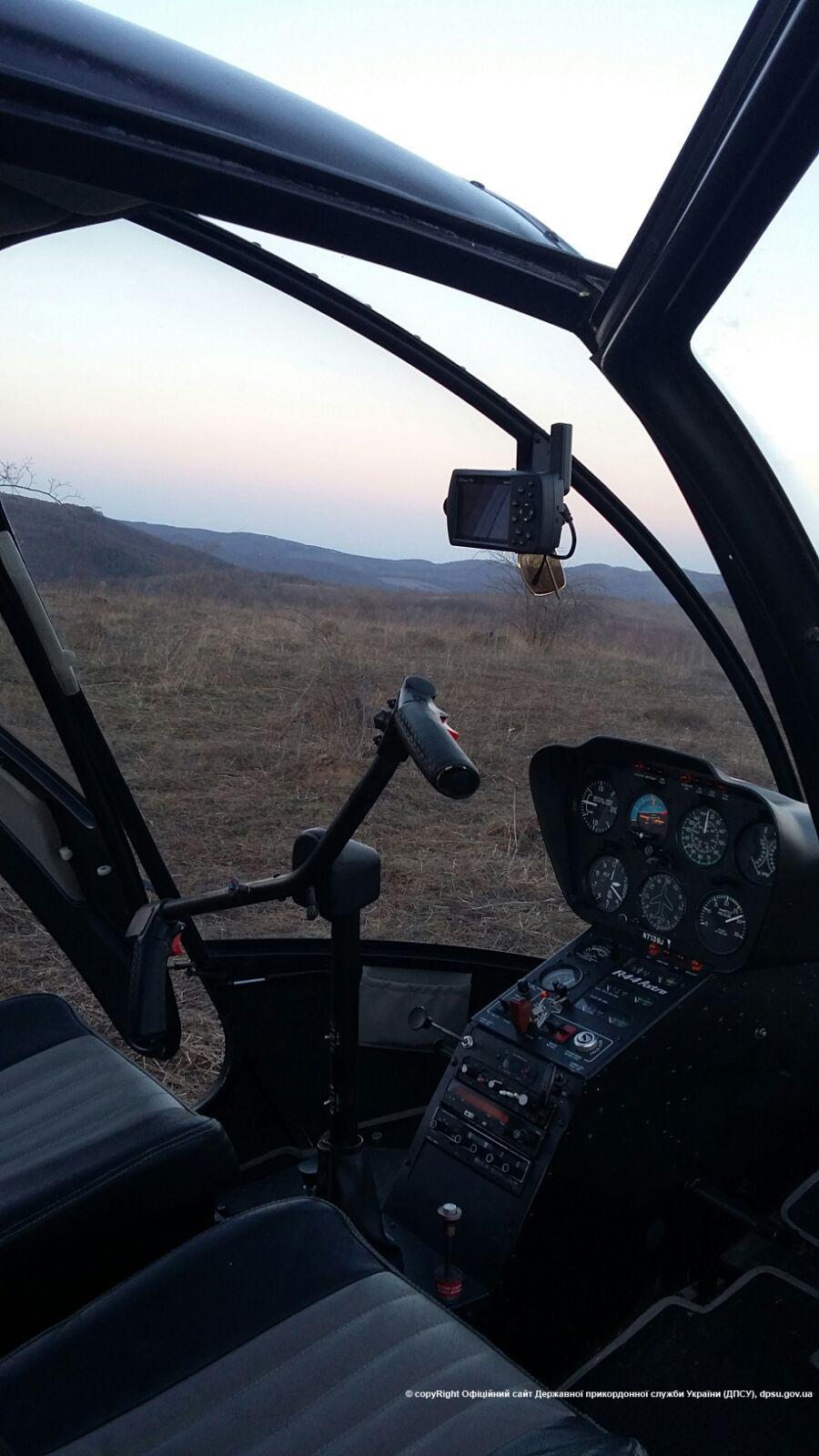 Спортивний гелікоптер та трьох осіб виявили біля селища Порошкове