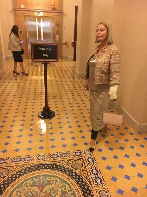 Анна Герман появилась в Сенате США с загипсованной рукой