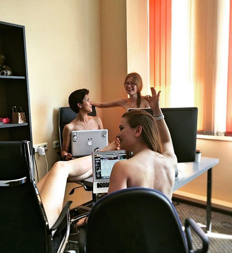 Белорусы начали приходить в офисы голышом