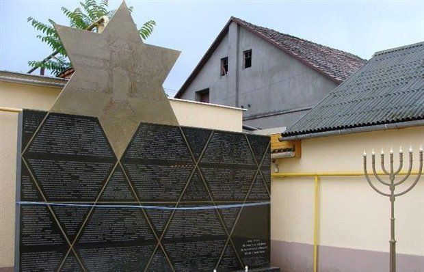 21 июня на территории Малой синагоги в Берегово торжественно открыли памятник