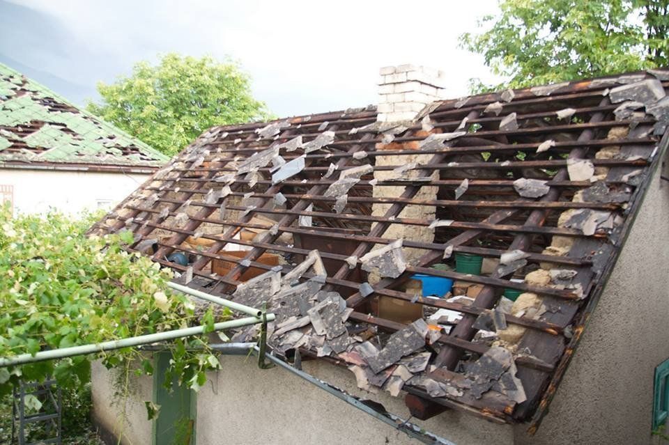 Град разрушил крыши домов