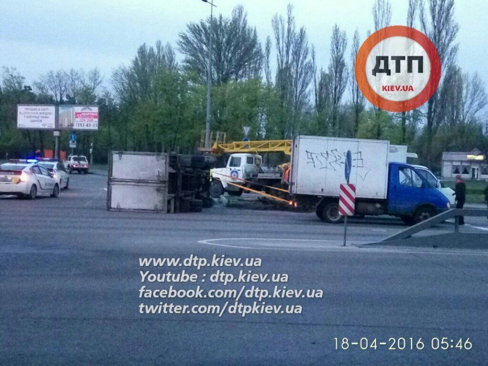 В Киеве на Харьковской площади столкнулись два грузовых автомобиля