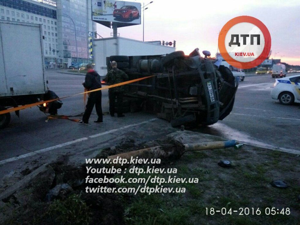 В Киеве на Харьковской площади столкнулись два грузовых автомобиля