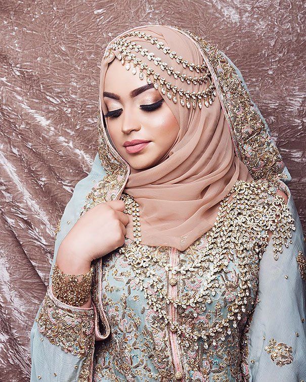 В мусульманских странах девушки покрывают голову красивым хиджабом