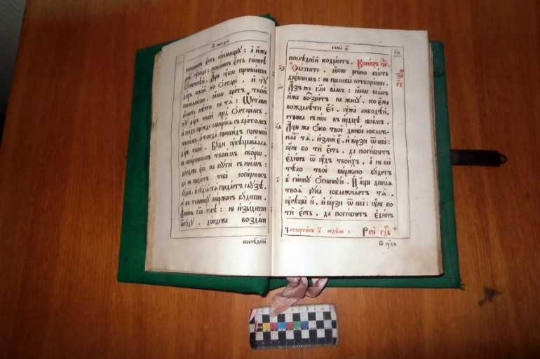 На Вінниччині рецидивіст продавав крадене Євангелія, якому понад 200 років