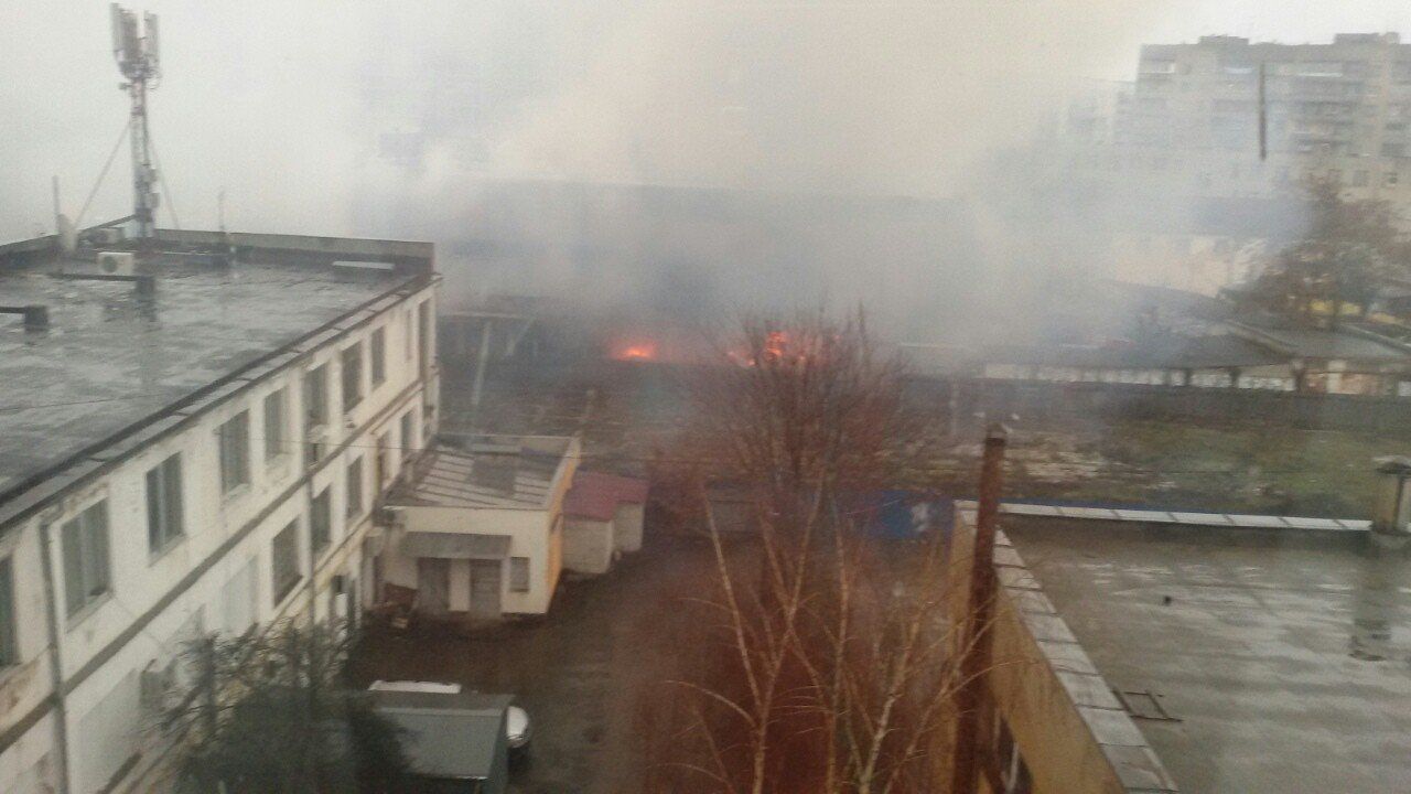 Сильный столб дыма в Ужгороде виден издалека