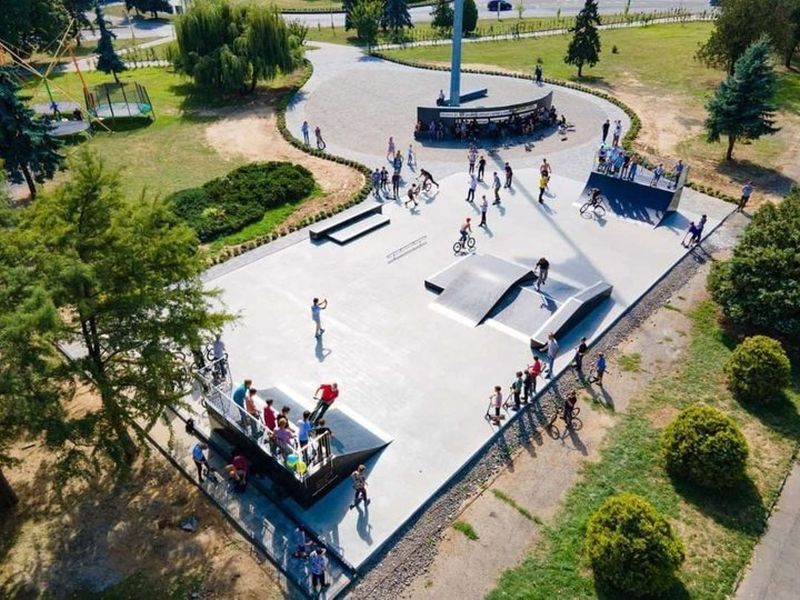 В Ужгороде на площади Богдана Хмельницкого открыли первую в городе скейт-площадку