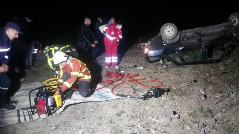 Полный кошмар в Закарпатье: Автомобиль перевернулся на крышу, водитель застрял внутри 