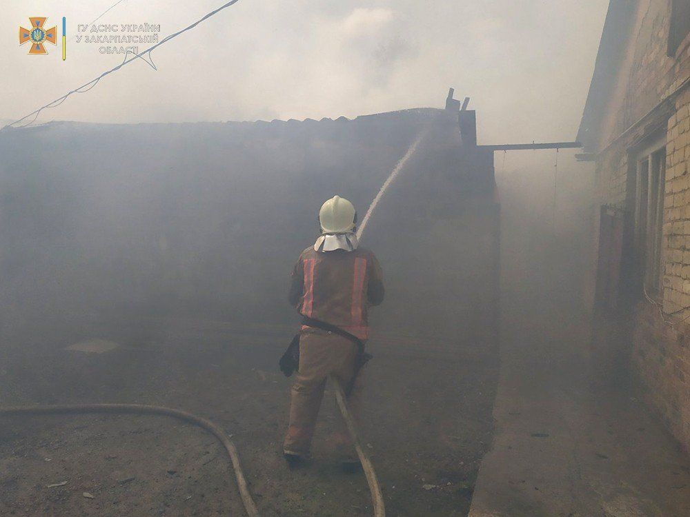 В Закарпатье пожар распространился на несколько квартир сразу