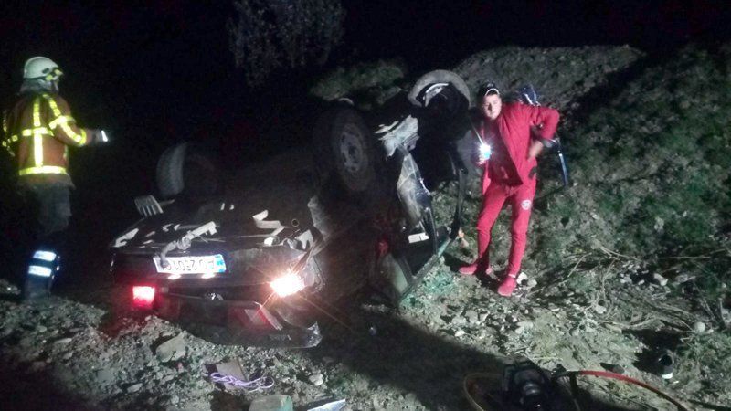 Полный кошмар в Закарпатье: Автомобиль перевернулся на крышу, водитель застрял внутри 