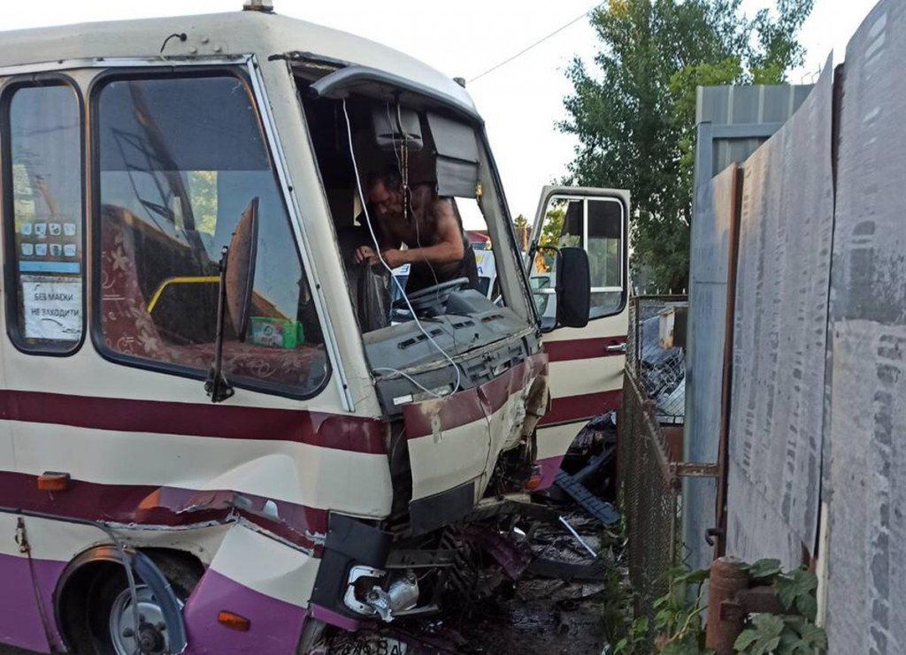 Подробности кошмарного ДТП в Ужгороде: Водитель элитного авто погиб на месте, трое пострадавших 