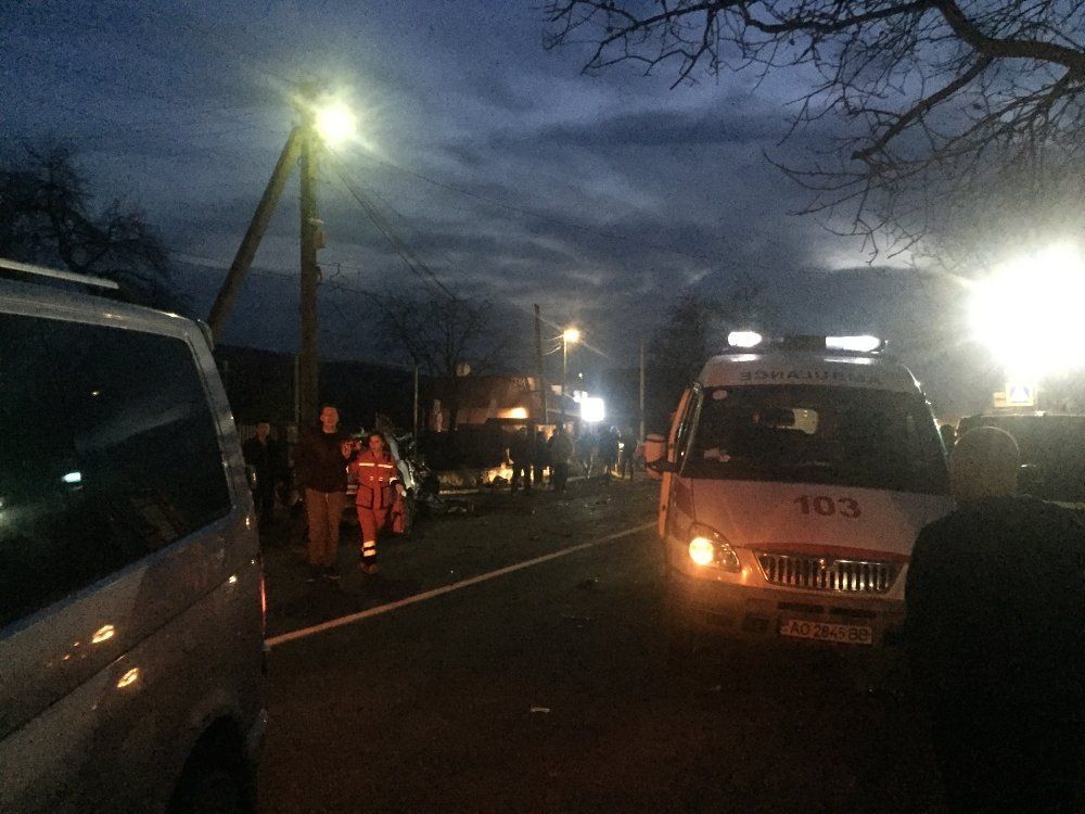 Возле Ужгорода жуткий переполох: На месте уже "скорая", двое пострадавших, детали машин валяются по всей дороге