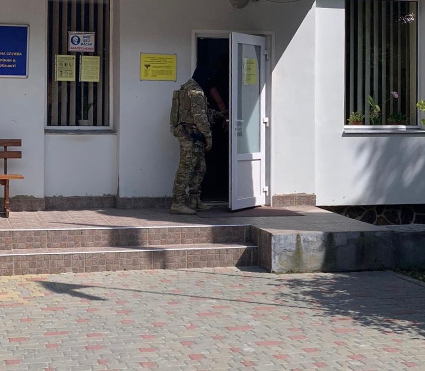 В Ужгороде спецслужбы проводят обыски в миграционной службе