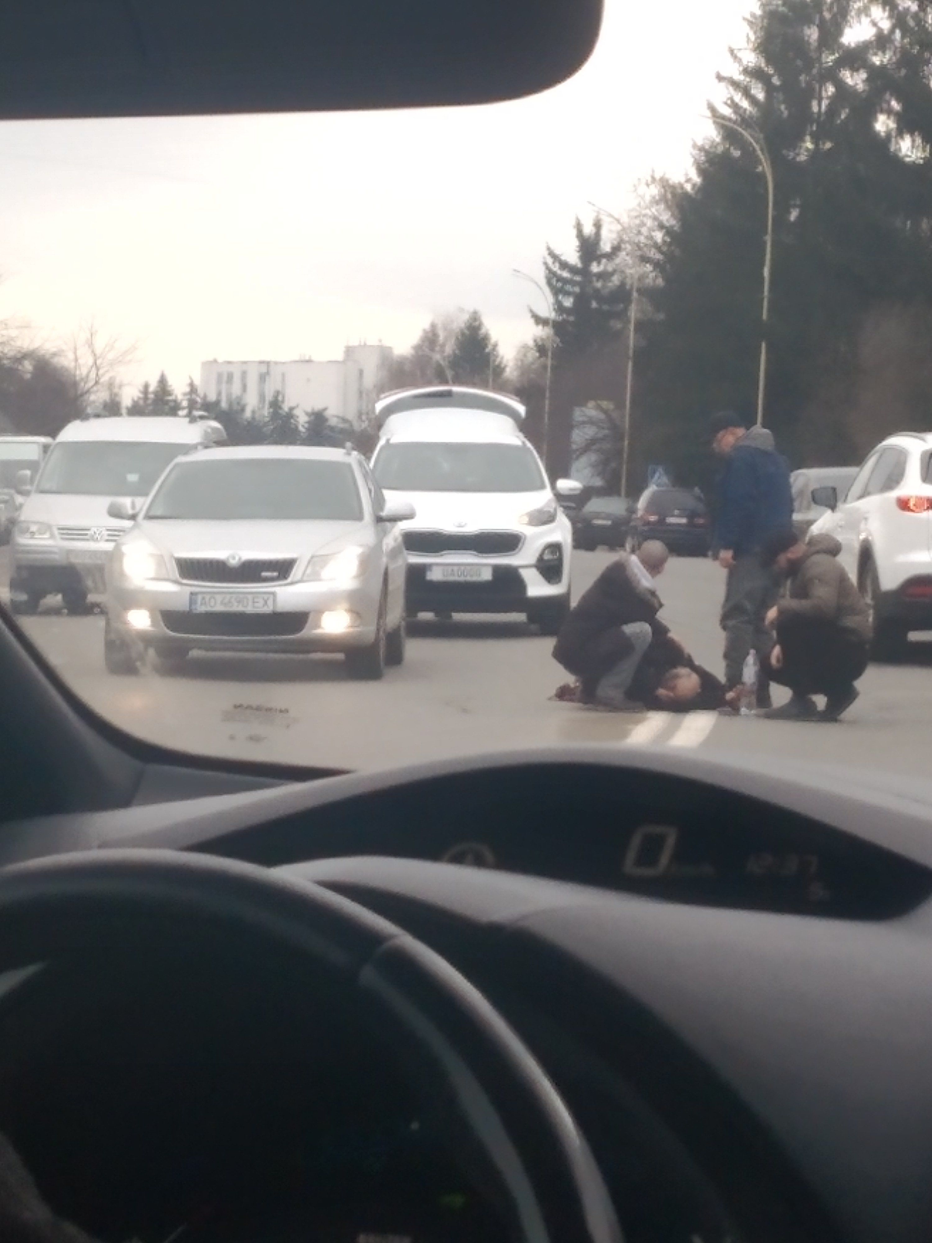 Жесть возле автовокзала в Ужгороде: Окровавленного человека окружили люди 