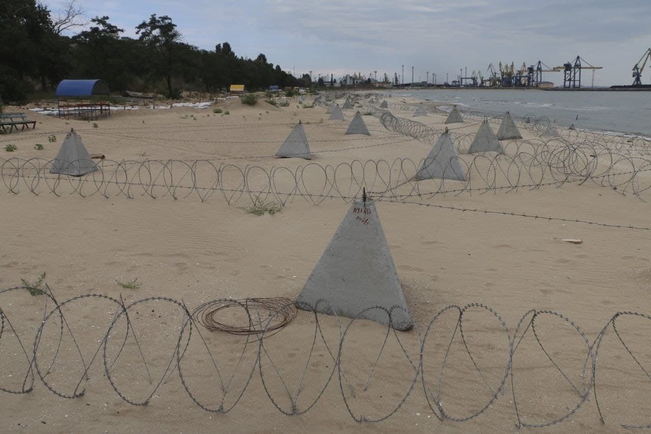 Городской пляж в Мариуполе готов ко вторжению. Путин не пройдёт!