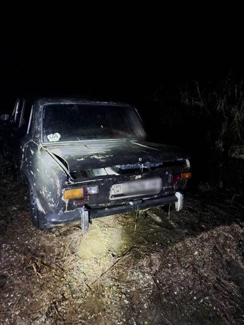 Убегая от пограничников сигаретные контрабандисты в Закарпатье бросили 2 авто
