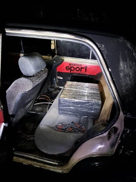 Убегая от пограничников сигаретные контрабандисты в Закарпатье бросили 2 авто 