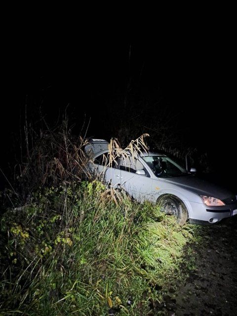 Убегая от пограничников сигаретные контрабандисты в Закарпатье бросили 2 авто