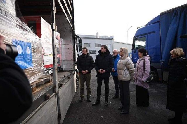 Генераторы и продукты длительного пользования передали из Венгрии жителям Херсона