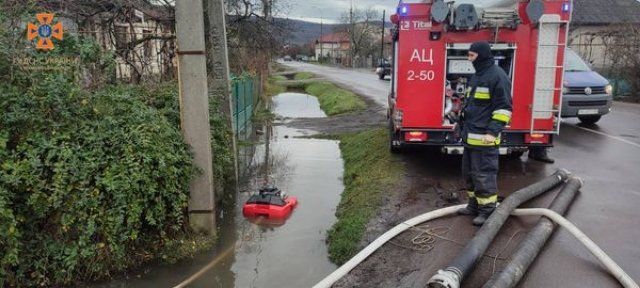 Спасатели рассказали о поледствиях непогоды в Закарпатье, где подтопило 