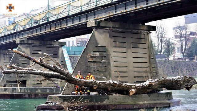В Ужгороде опоры моста расчищали от мусора и древесины 