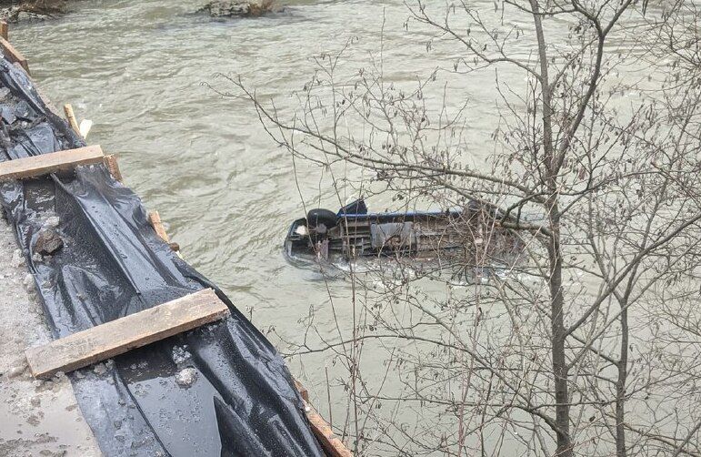 В Закарпатье машина слетела с моста в реку 