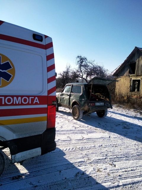 В Закарпатье "экстремалы" скорой помощи рассказали, как транспортировали женщину