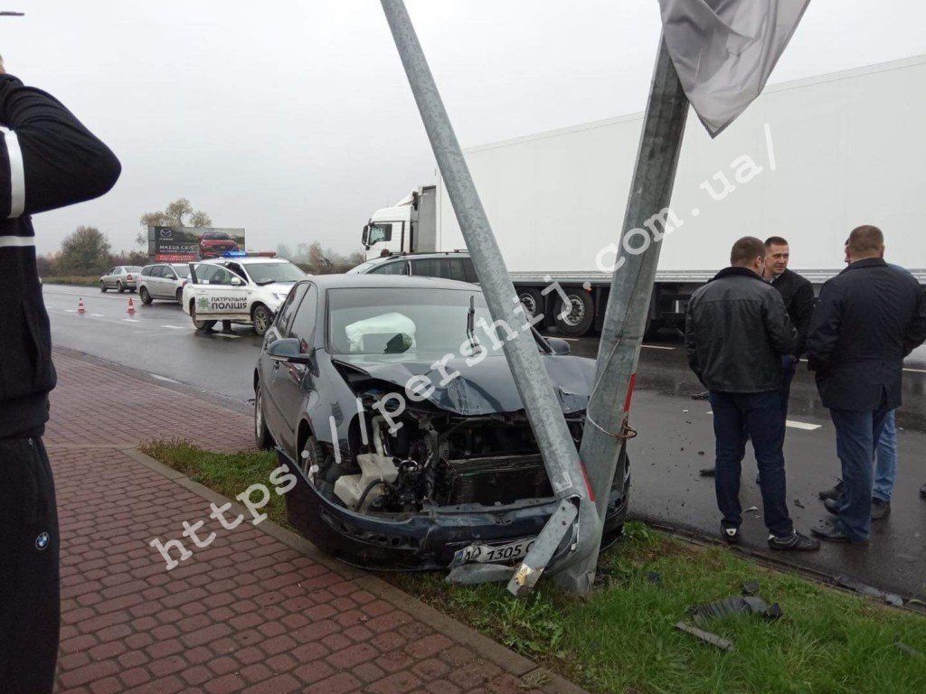 В Мукачево возле автосалона столкнулись несколько авто: Новые фото и детали 
