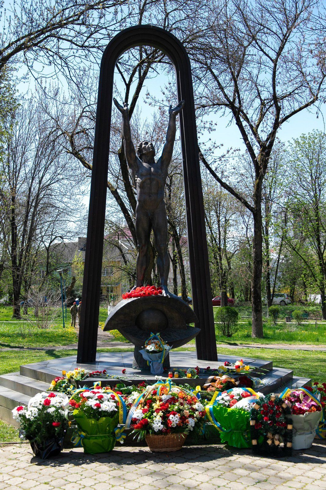 В Ужгороде на площади Дружбы народов возле памятника закарпатским ликвидаторам чернобыльской катастрофы состоялся митинг-реквием