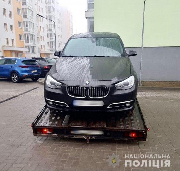 В Закарпатье с парковки отеля угнали элитный "BMW" 