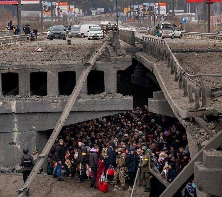 Ирпень. Люди прячутся под мостом во время эвакуации