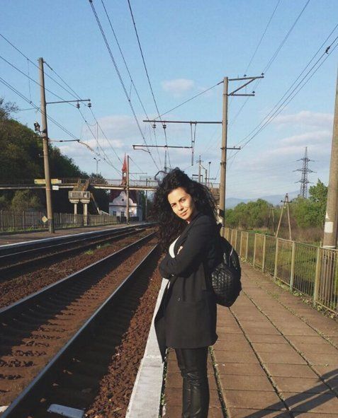 Певица сделала фото у железнодорожного вокзала в селе Карпаты
