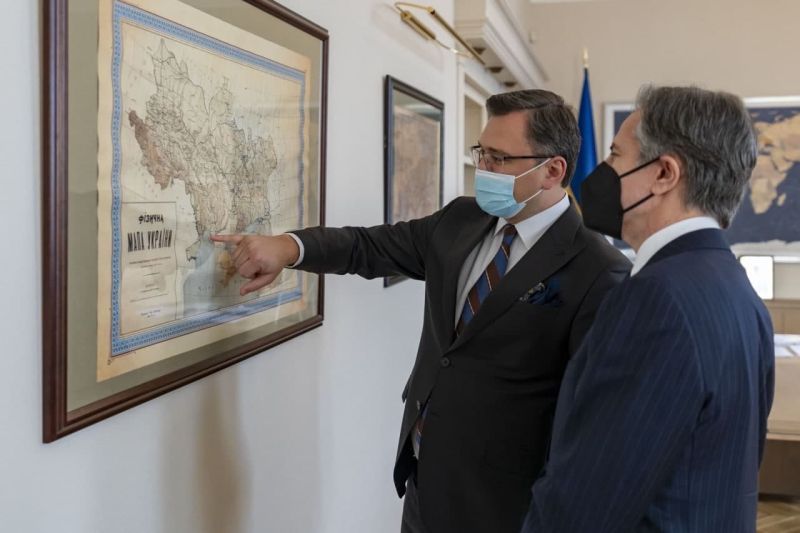 Министр Кулеба показал непосредственному шефу карту Великой Украины
