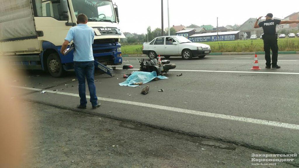 Водитель мотоцикла столкнулся с грузовиком "МАН"