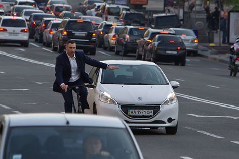 Киевский мэр Виталий Кличко заявил, что будет ездить на работу на велосипеде