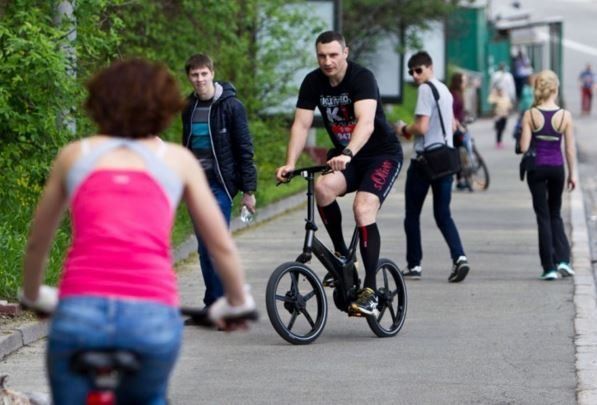По мнению киевского мэра, ездить на велосипеде в столице удобно и быстро